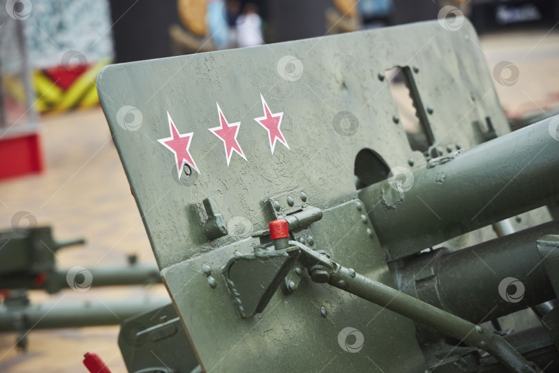 Скачать Каменск-Шахтинский, Россия - 10 мая 2022 года: Выставка-музей военной техники под открытым небом. фотосток Ozero