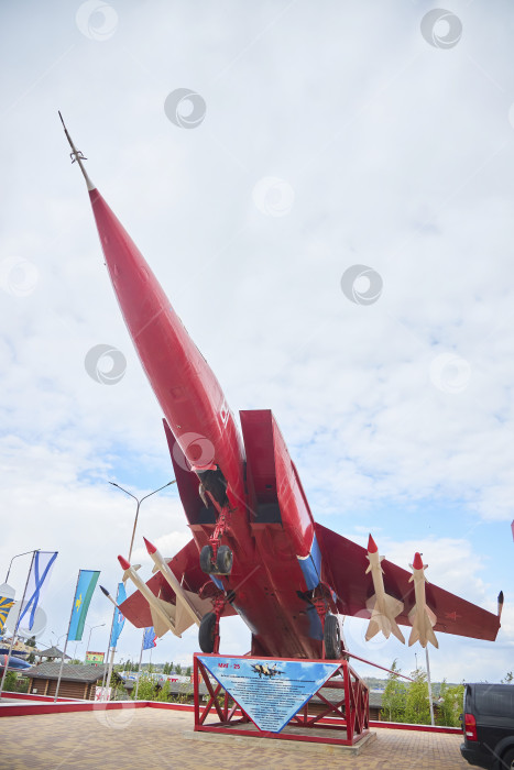 Скачать Каменск-Шахтинский, Россия - 10 мая 2022 года: Выставка-музей военной техники под открытым небом. фотосток Ozero