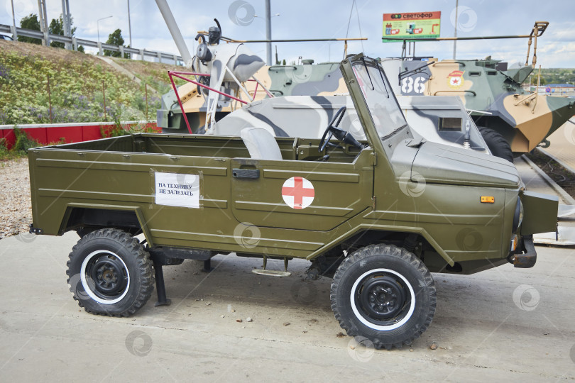 Скачать Каменск-Шахтинский, Россия - 10 мая 2022 года: Выставка-музей военной техники под открытым небом. фотосток Ozero