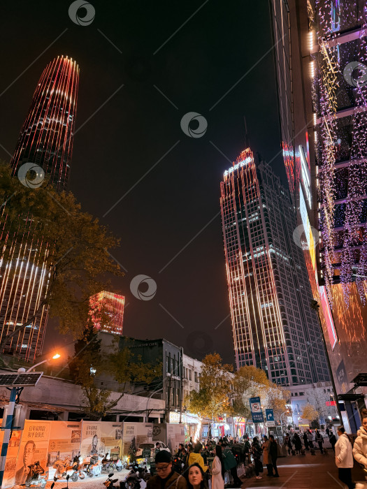 Скачать Ночной Тяньцзинь: неоновые небоскрёбы и энергия города. фотосток Ozero