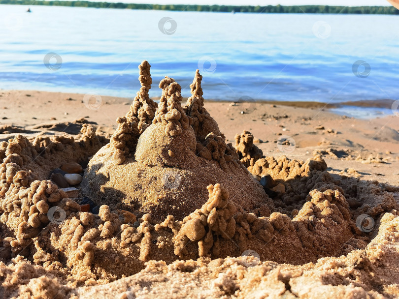 Скачать Замок из песка на берегу реки фотосток Ozero