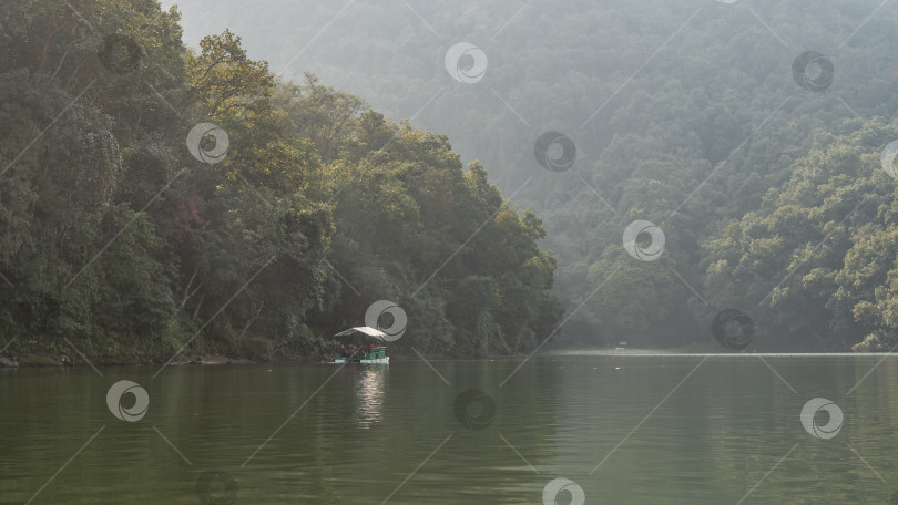 Скачать Туристический катер плывет по красивому спокойному озеру. фотосток Ozero