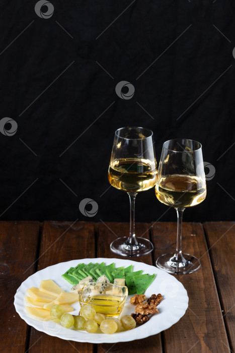 Скачать Сырная тарелка и бокалы для вина фотосток Ozero