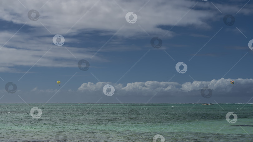 Скачать Бескрайний бирюзовый океан. Рябь на воде. Лодки на горизонте. фотосток Ozero