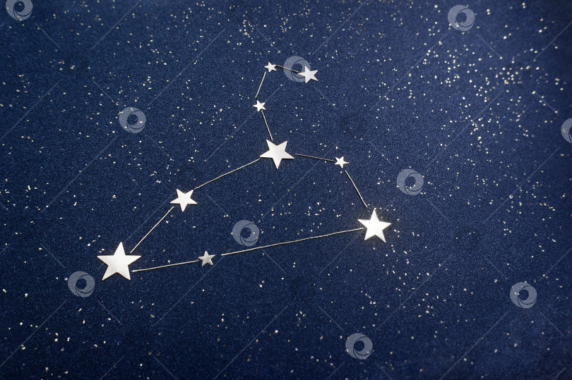Скачать Знак зодиака Лев на звездном небе крупным планом. Аппликация из звездного конфетти и блестящего черного картона. Концепция гороскопа. фотосток Ozero