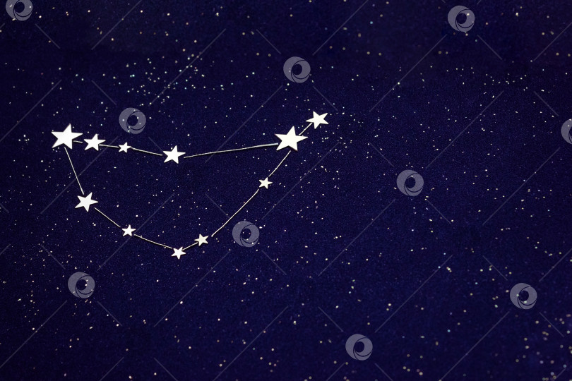 Скачать Фотография аппликации из конфетти "серебряная звезда" и блестящего синего картона. Знак зодиака Козерог на звездном небе крупным планом. Концепция гороскопа. Выборочный мягкий фокус. фотосток Ozero