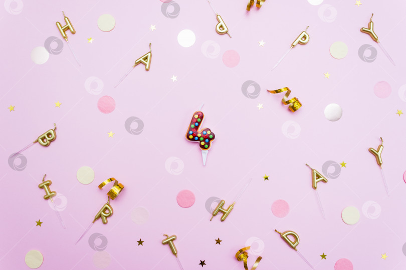 Скачать Цифра 4 в виде пончика, окруженная декоративными элементами для вечеринки. Концепция юбилея или дня рождения в возрасте четырех лет. Избирательный фокус фотосток Ozero