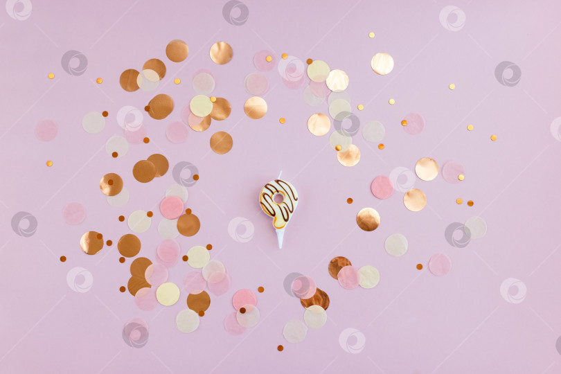 Скачать Праздничная свеча в виде цифры 9, украшенная цветным конфетти на розовом фоне. Поздравительная открытка на годовщину. фотосток Ozero