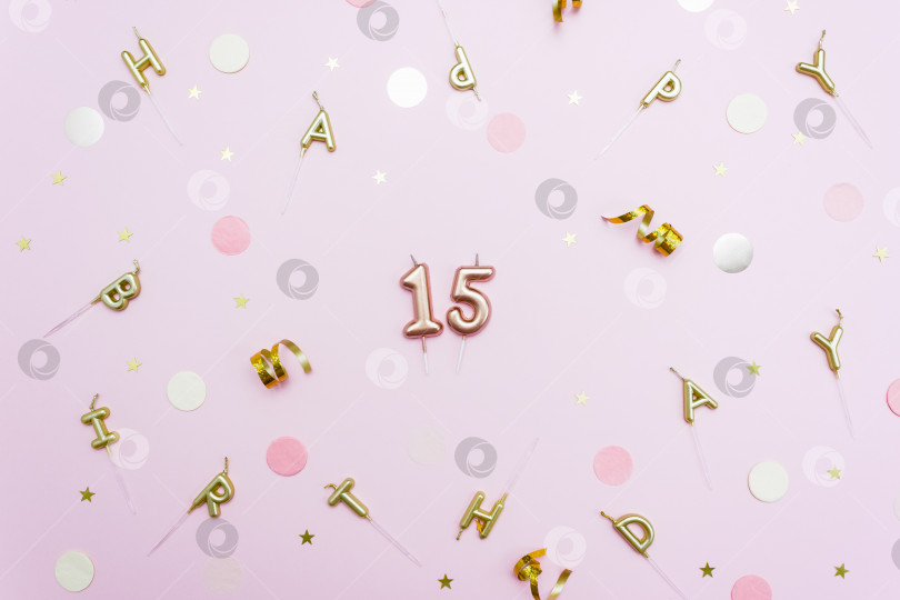 Скачать Цифры 1 и 5 в форме сладких пончиков украшены декором для празднования дня рождения. концепция празднования 15-летия. Избирательный фокус фотосток Ozero
