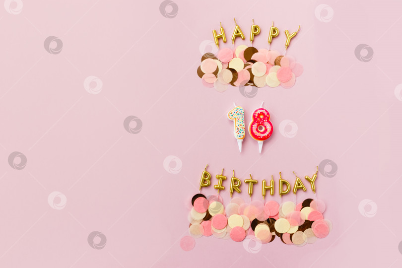 Скачать Праздничная свеча в виде цифры 18, украшенная цветным конфетти на розовом фоне. Поздравительная открытка на годовщину. фотосток Ozero