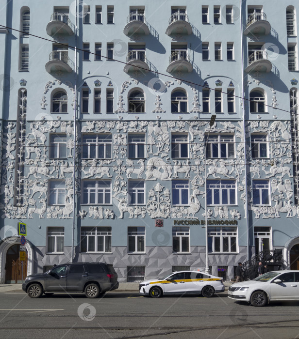 Скачать Сказочные животные на фасаде старого жилого дома в Москве. фотосток Ozero