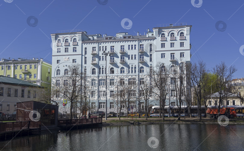 Скачать Старый многоквартирный дом в центре Москвы. фотосток Ozero
