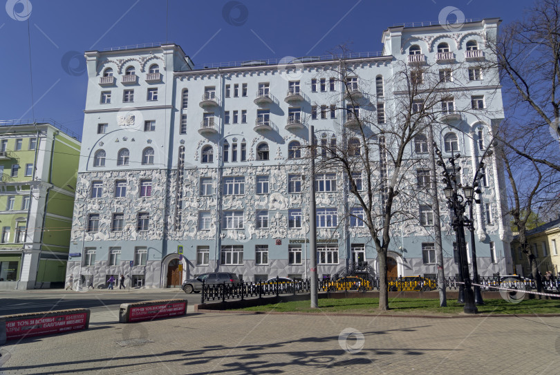 Скачать Сказочные животные на фасаде старого жилого дома в Москве. фотосток Ozero