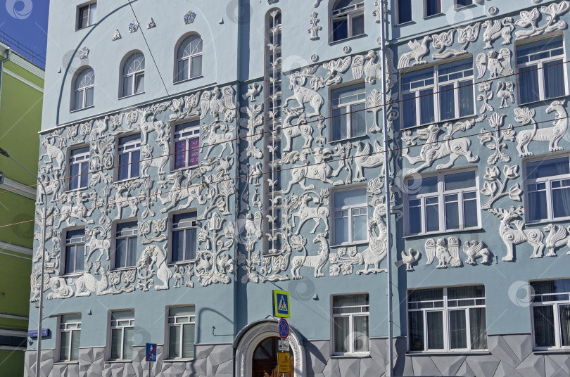 Скачать Сказочные животные на фасаде старого жилого дома в Москве. фотосток Ozero
