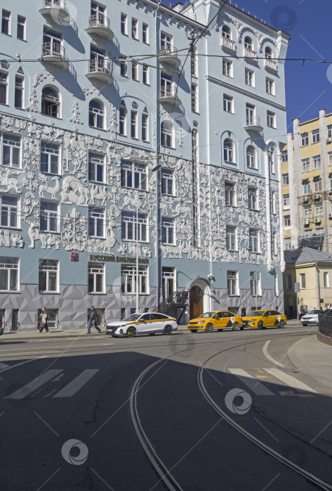 Скачать Сказочные животные на фасаде старого жилого дома в Москве. фотосток Ozero