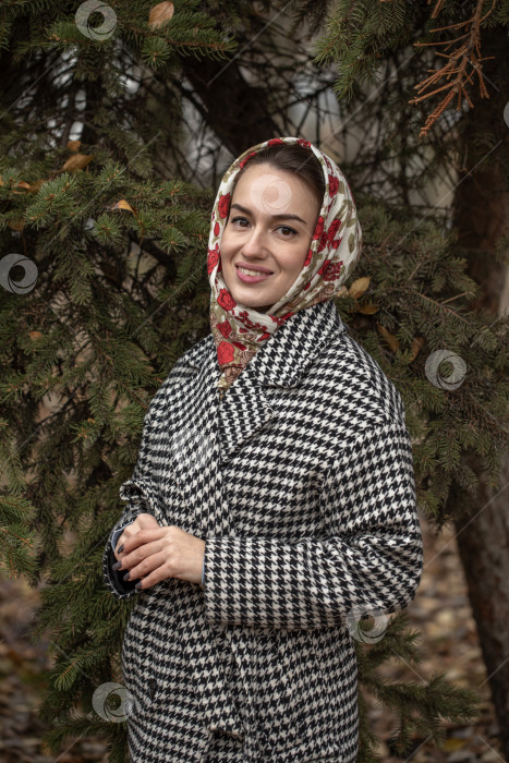 Скачать Портрет молодой красивой женщины с шарфом на голове фотосток Ozero