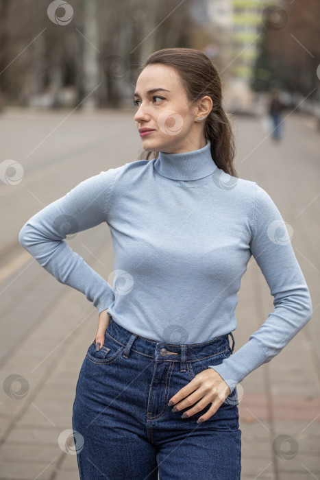 Скачать Уличный портрет красивой молодой женщины в синих джинсах фотосток Ozero