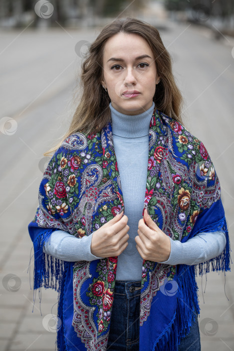 Скачать Уличный портрет красивой молодой женщины в синих джинсах фотосток Ozero
