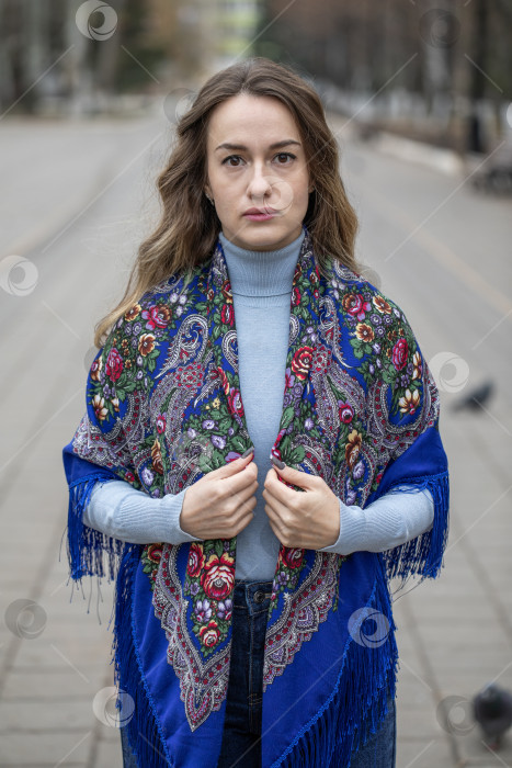 Скачать Уличный портрет красивой молодой женщины в синих джинсах фотосток Ozero