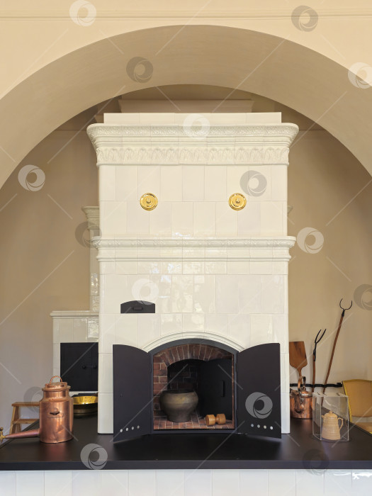 Скачать Старинный камин с белой плиткой и золотыми ручками фотосток Ozero
