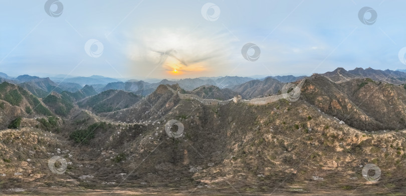 Скачать Закат озаряет древние каменные стены. Панорамный вид. фотосток Ozero
