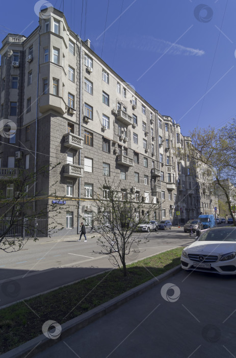 Скачать Жилой дом, построенный в 1954 году в стиле старых московских зданий фотосток Ozero