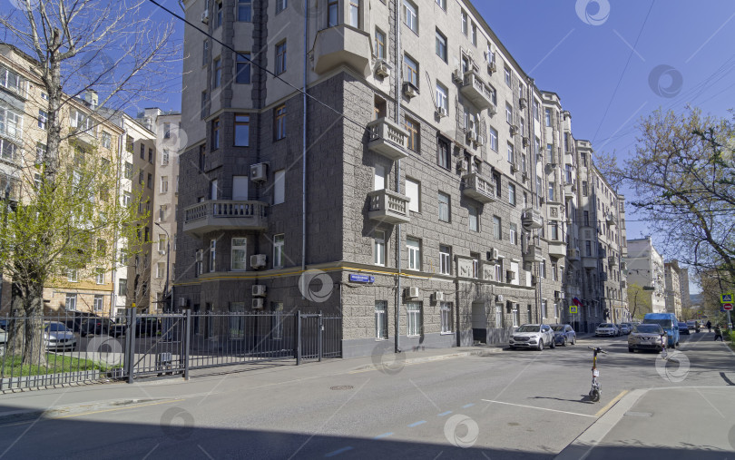 Скачать Жилой дом, построенный в 1954 году в стиле старых московских зданий фотосток Ozero