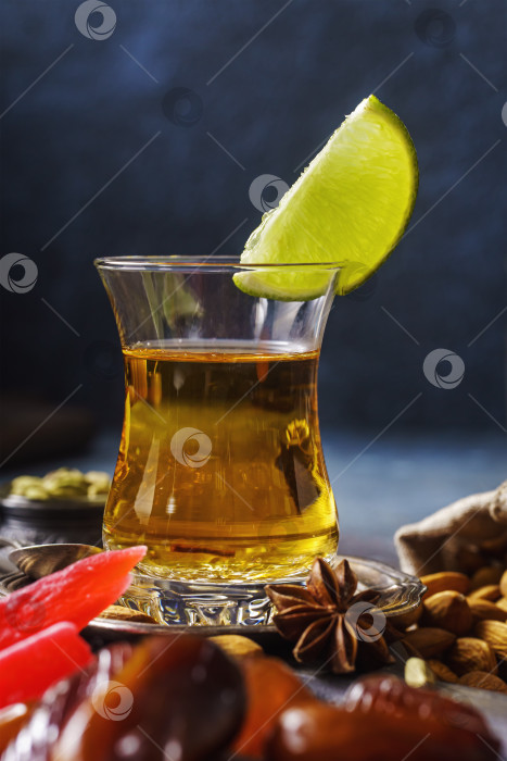 Скачать Турецкий чай в традиционном стакане крупным планом фотосток Ozero