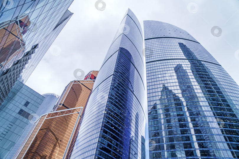 Скачать Современные сияющие фасады с отражениями небоскребов делового центра "Москва-Сити" фотосток Ozero