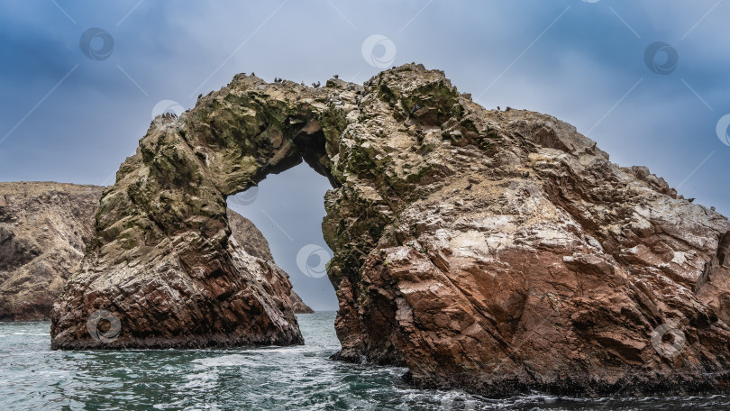 Скачать Живописная арка из натурального камня над океаном. фотосток Ozero