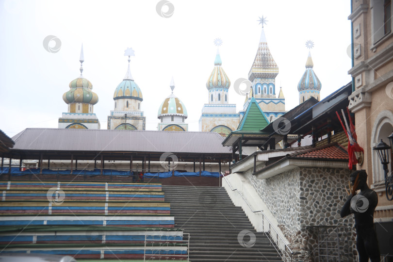 Скачать Вид на лестницу и купола одного из Храмов Измайловского Кремля, Москва, Россия, апрель 2026 г. фотосток Ozero