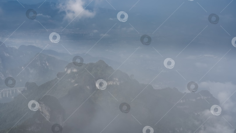 Скачать Прекрасный горный пейзаж. Утренняя дымка. фотосток Ozero
