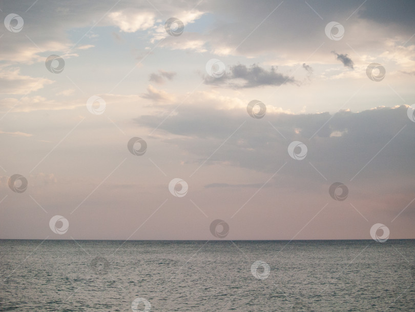 Скачать Спокойное море под облачным небом — безмятежный пейзаж с горизонтом, где небо встречается с водой. Мягкий свет создает умиротворяющую, просторную атмосферу. Идеально подходит для создания фона для презентаций и медитативных проектов. фотосток Ozero