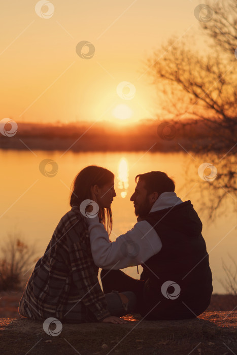 Скачать Пара, сидящая на закатном озере фотосток Ozero