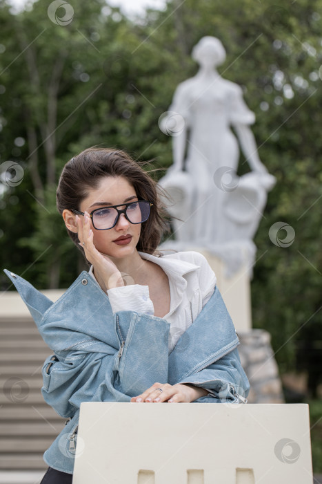 Скачать Портрет молодой красивой брюнетки-модели крупным планом фотосток Ozero