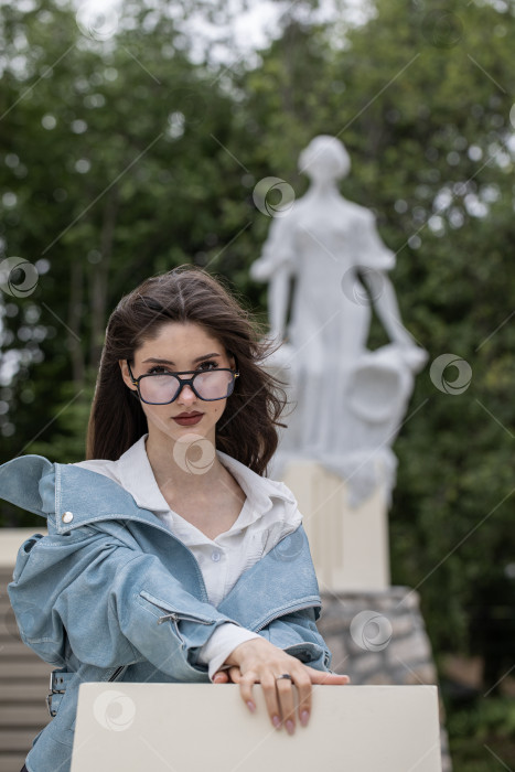 Скачать Портрет молодой красивой брюнетки-модели крупным планом фотосток Ozero