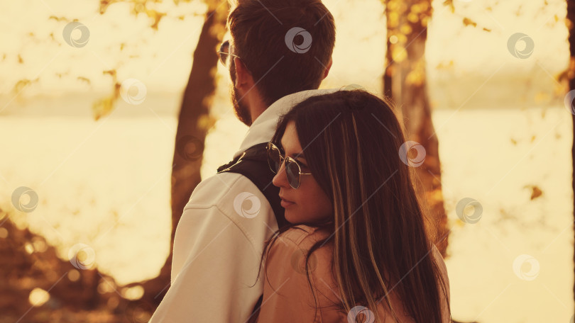 Скачать Снимок на открытом воздухе молодой влюбленной пары, прогуливающейся фотосток Ozero