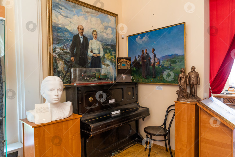Скачать Музей В.И. Ленина в Уфе, пианино в главном зале фотосток Ozero