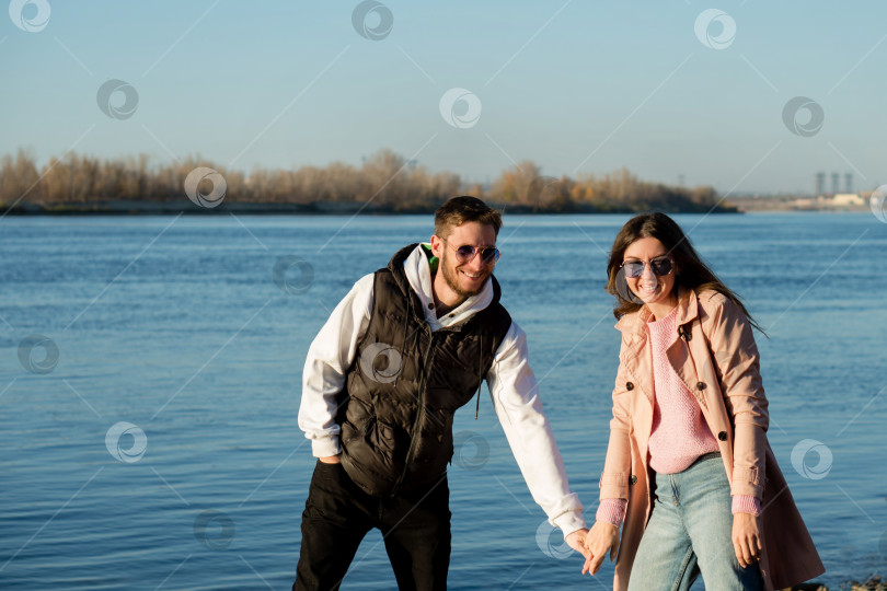 Скачать Влюбленная пара морской пляж фотосток Ozero