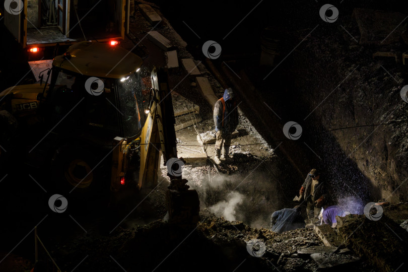 Скачать Коммунальщики ремонтируют водопроводные трубы фотосток Ozero