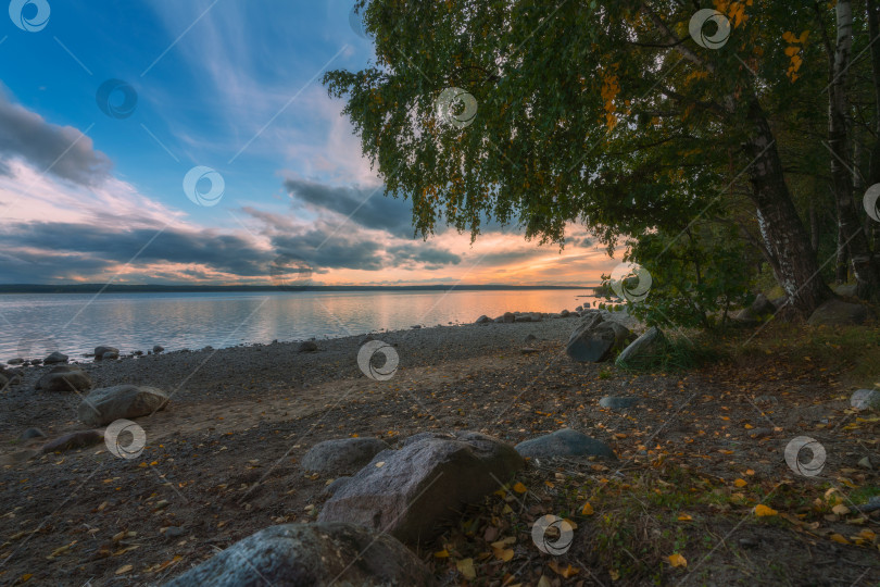 Скачать Прекрасный осенний закат на озере фотосток Ozero