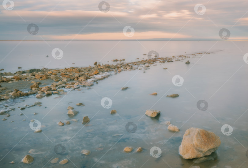 Скачать Дорожка из камней, покрытых кристаллами соли, ведущая в соленое озеро Эльтон на фоне заката, Волгоградская область фотосток Ozero