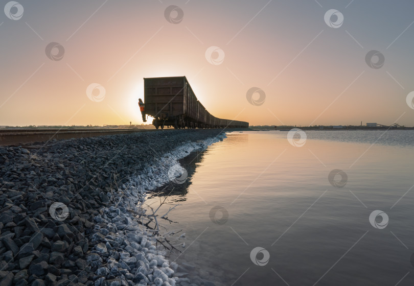 Скачать Поезд для добычи соли, перевозящий соль, добытую на озере Баскунчак фотосток Ozero