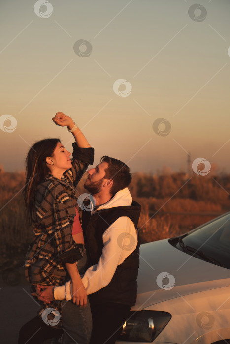 Скачать Пара возле автомобиля на закате фотосток Ozero