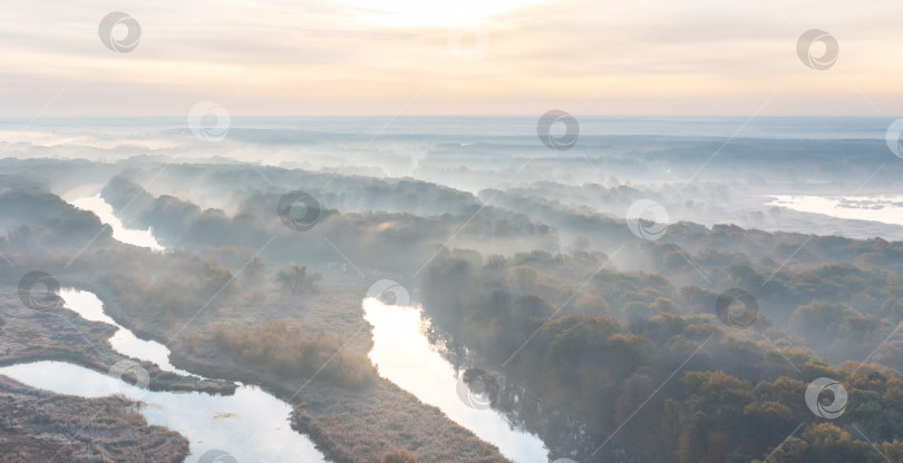 Скачать Восход солнца над туманной рекой морозным осенним утром аэрофотосъемка фотосток Ozero