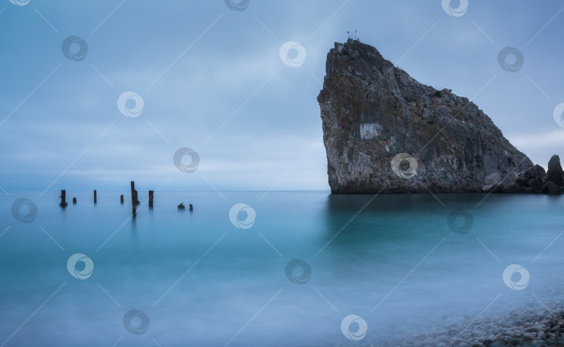 Скачать Дива-рок в вечерних сумерках на побережье Черного моря фотосток Ozero