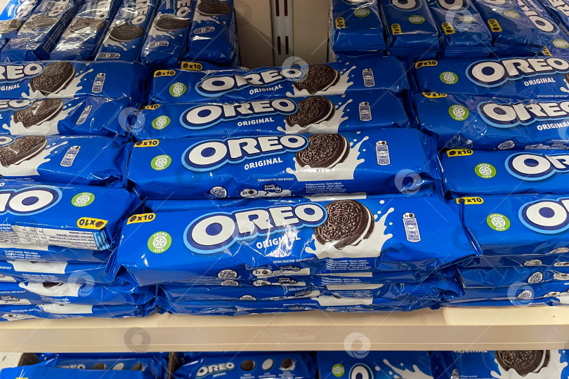 Скачать Бар, Черногория, 17 апреля 2026 года, конфеты Oreo, печенье, сладости и закуски в супермаркете фотосток Ozero