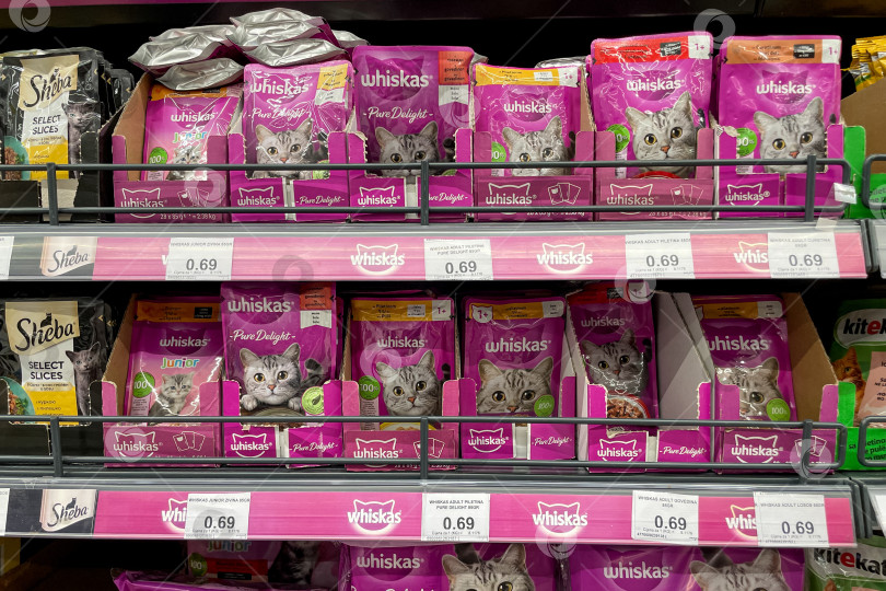 Скачать Бар, Черногория, 25 апреля 2026 года, упаковка корма Whiskas для кошек в магазине shop фотосток Ozero