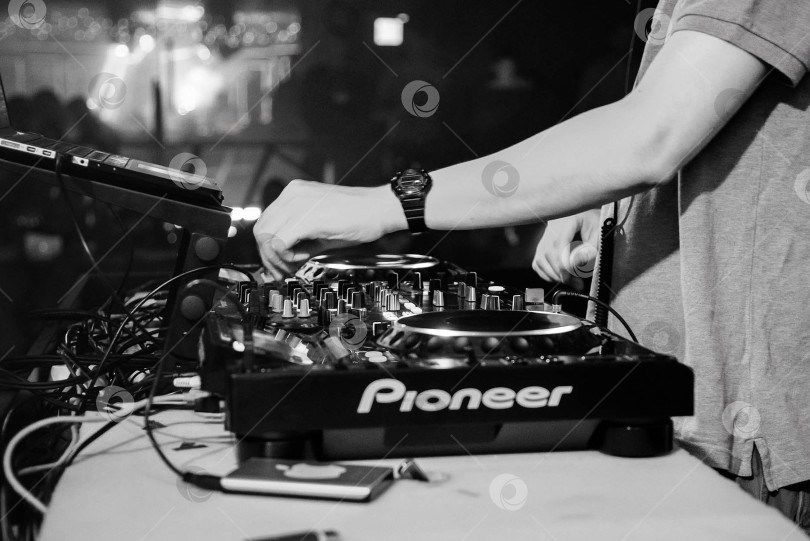 Скачать Красноярск, Россия, 25 мая 2017 года, концерт Man play DJ mixer musician mix perform фотосток Ozero