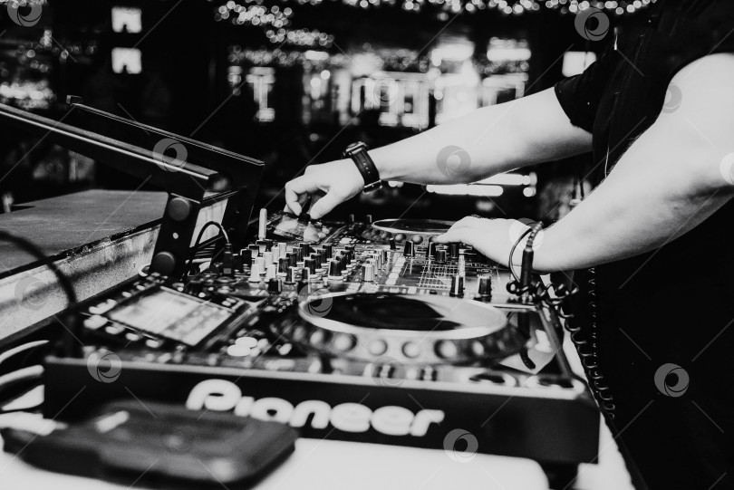 Скачать Красноярск, Россия, 25 мая 2017 года, концерт Man play DJ mixer musician mix perform фотосток Ozero
